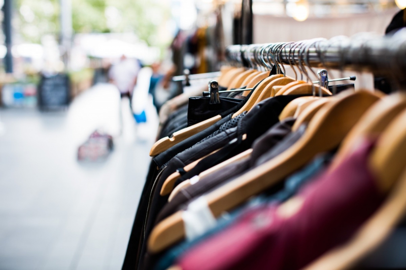 magasin-LE CANNET-min_blur_close_up_focus_hanger_jacket_market_people_rack-1176303